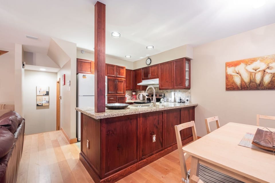 Full kitchen: High-end appliances