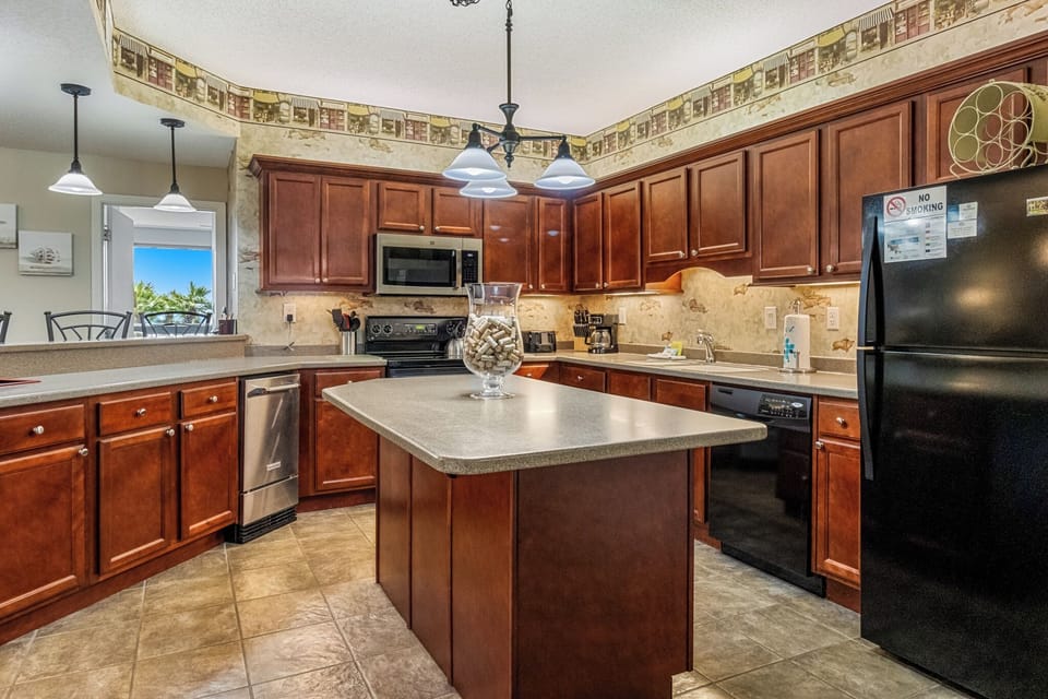 Fully Equipped Kitchen w. Appliances + Breakfast Bar