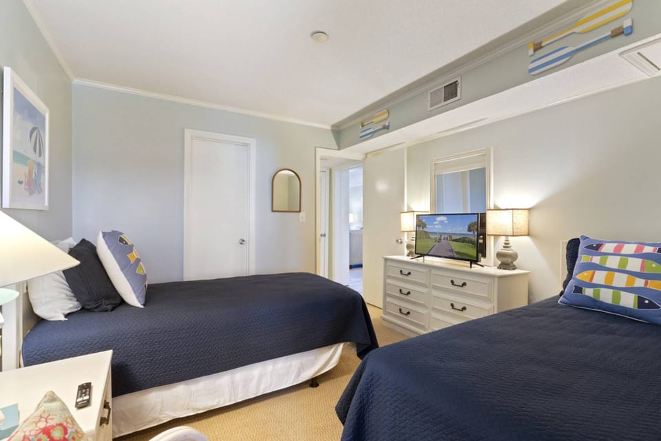 Guest Bedroom #2 with Twin Beds