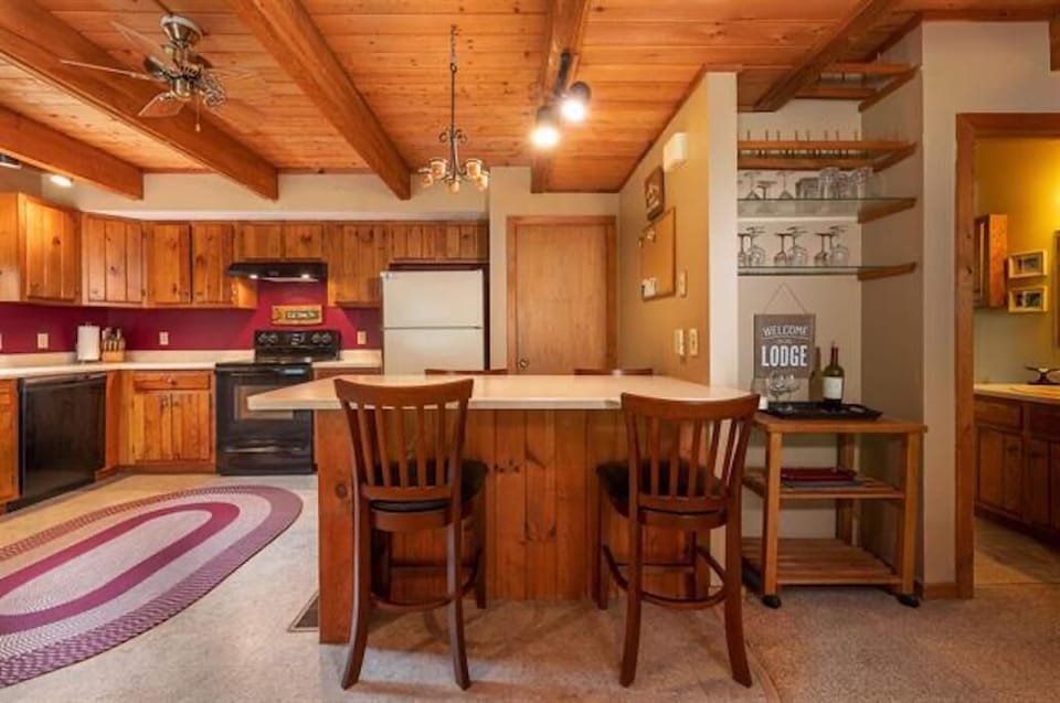 Kitchen breakfast nook.