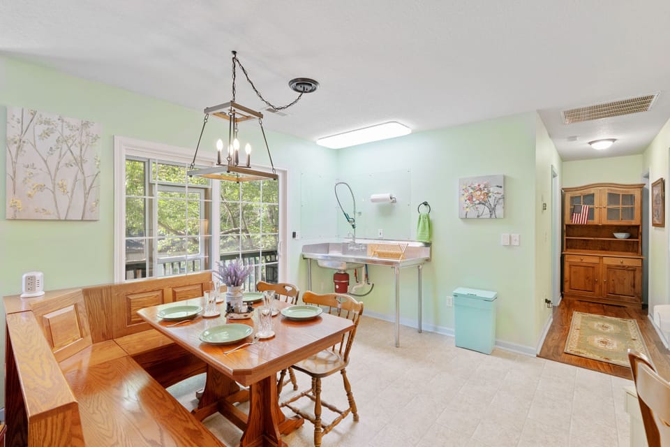Cozy breakfast nook and large sink directly off the kitchen.