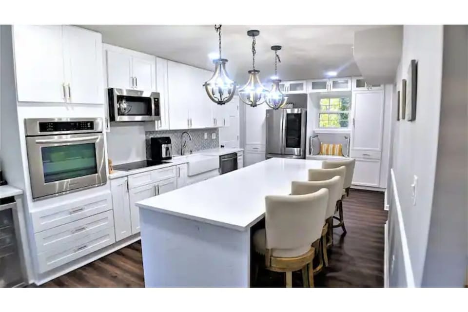 Gather around the chefs island in the fully equipped kitchen!