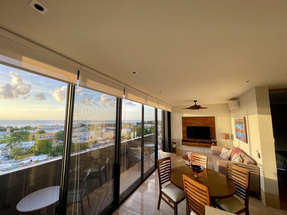 Open floor plan with kitchen, dining & living. Smart TV with US programming