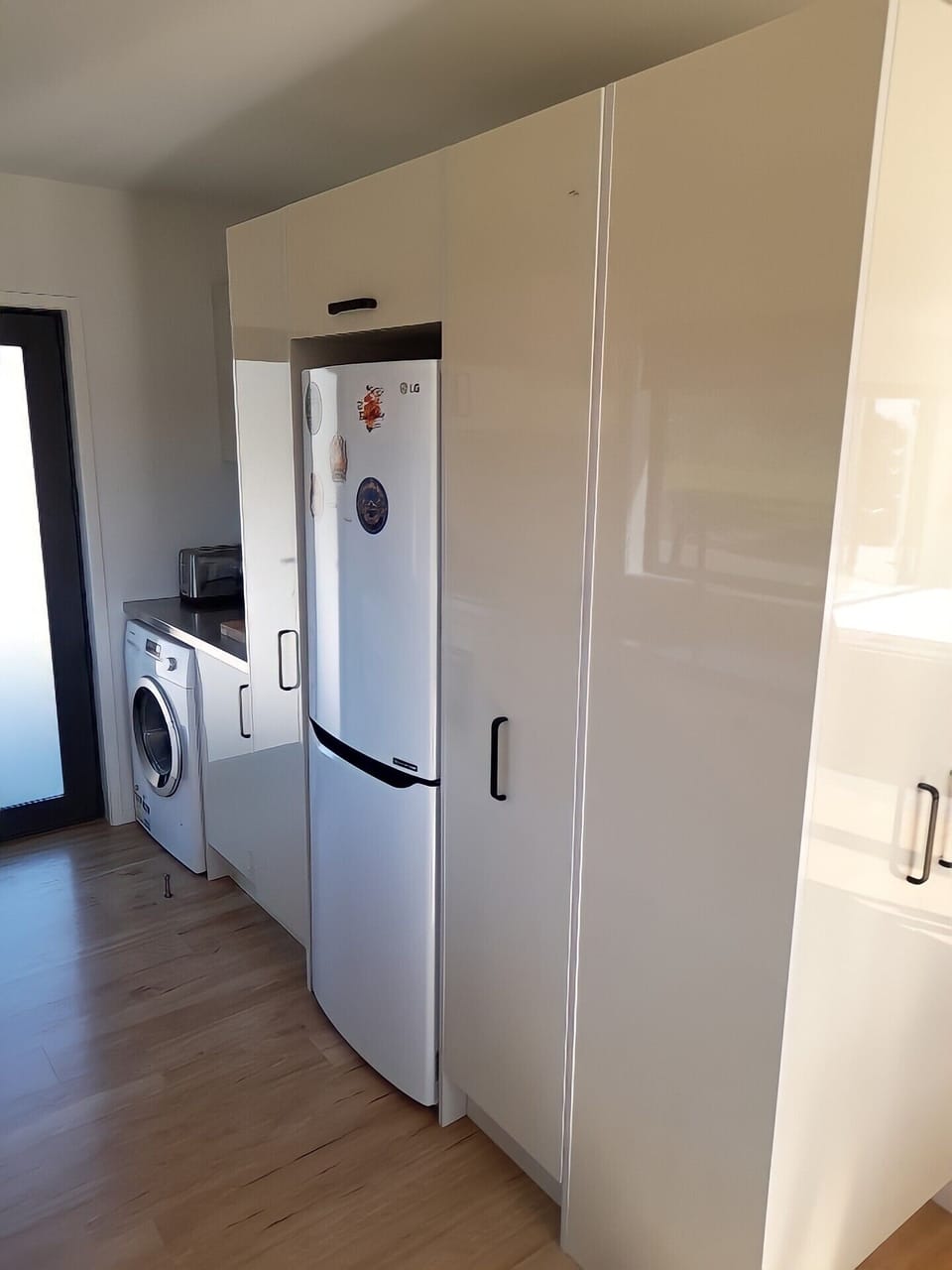 Kitchen with Fridge/Freezer & washing machine