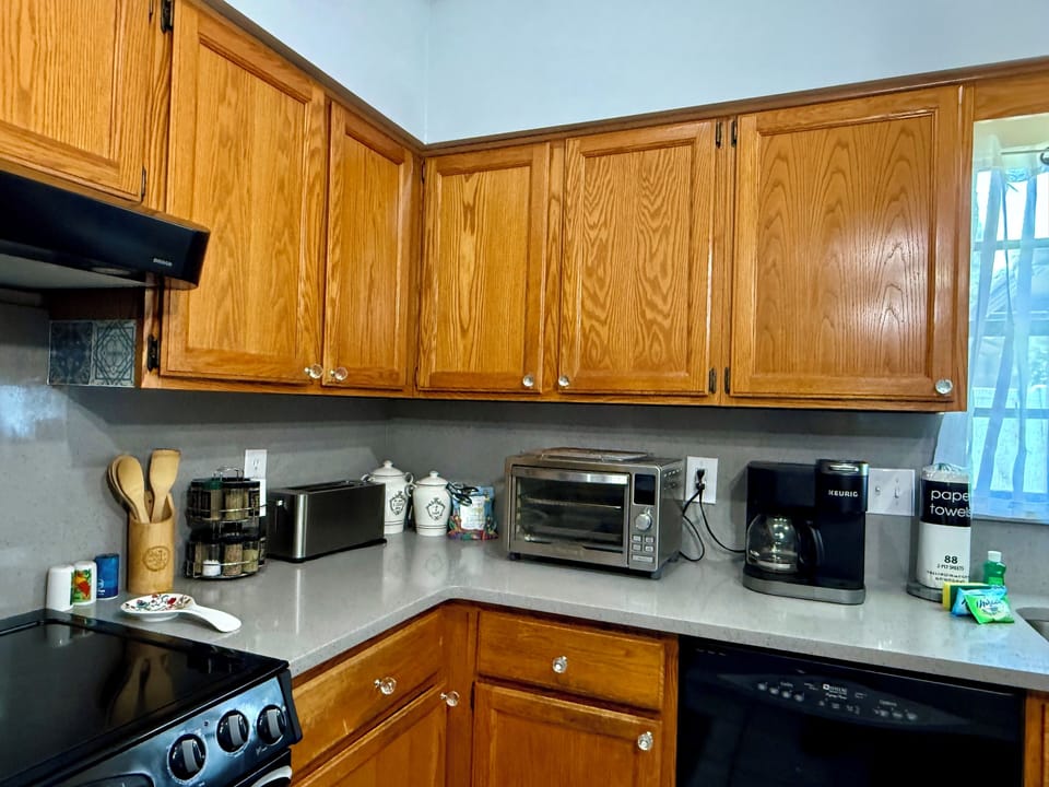 Air fryer, 4 slice toaster, dual drip/keurig coffee maker &  kitchen essentials