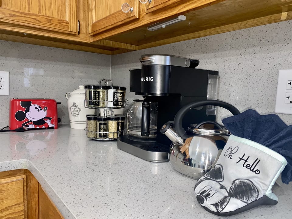 Dual drip down coffemaker & Keurig coffeemaker, kettle in kitchen