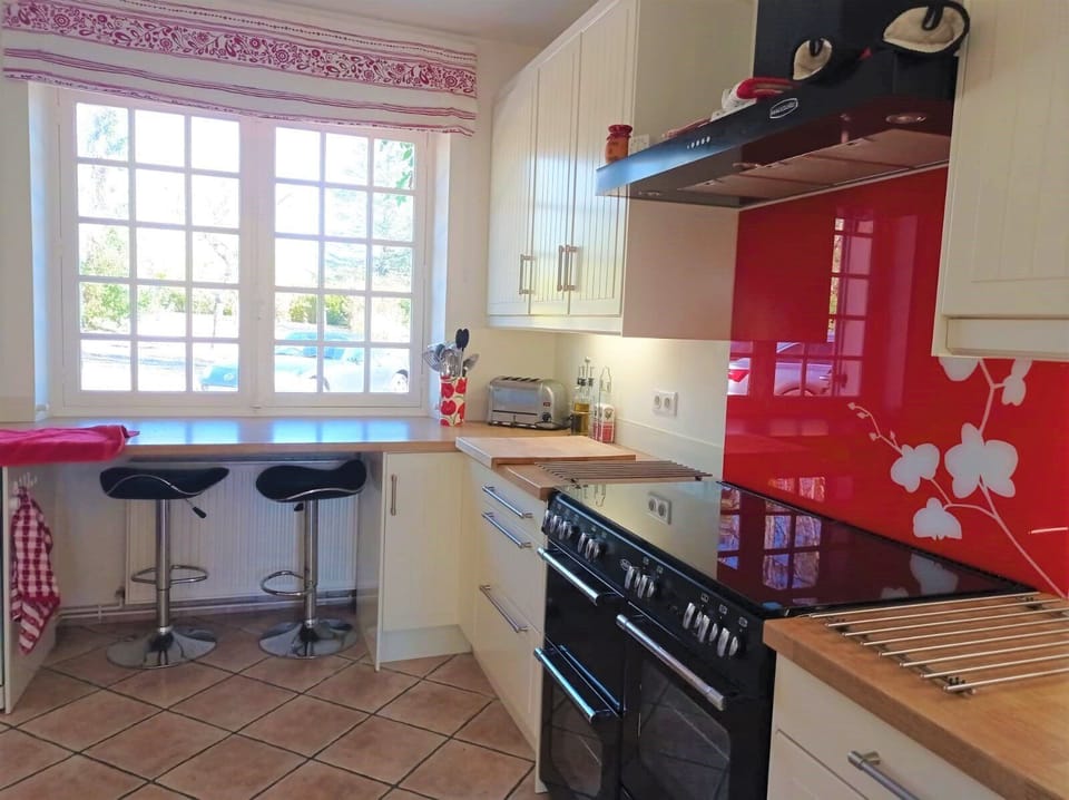 Kitchen includes dishwasher, washing machine, microwave, fridges & freezer