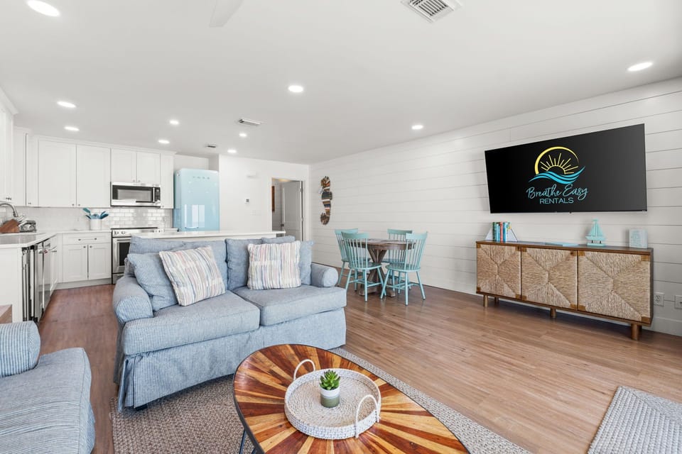 Living Room - 2 Sleeper Sofas - Gorgeous Gulf View - Smart TV - Linens Provided.