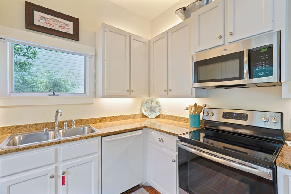 FOUR BURNER ELECTRICAL STOVE TOP, MOUNTED MICROWAVE