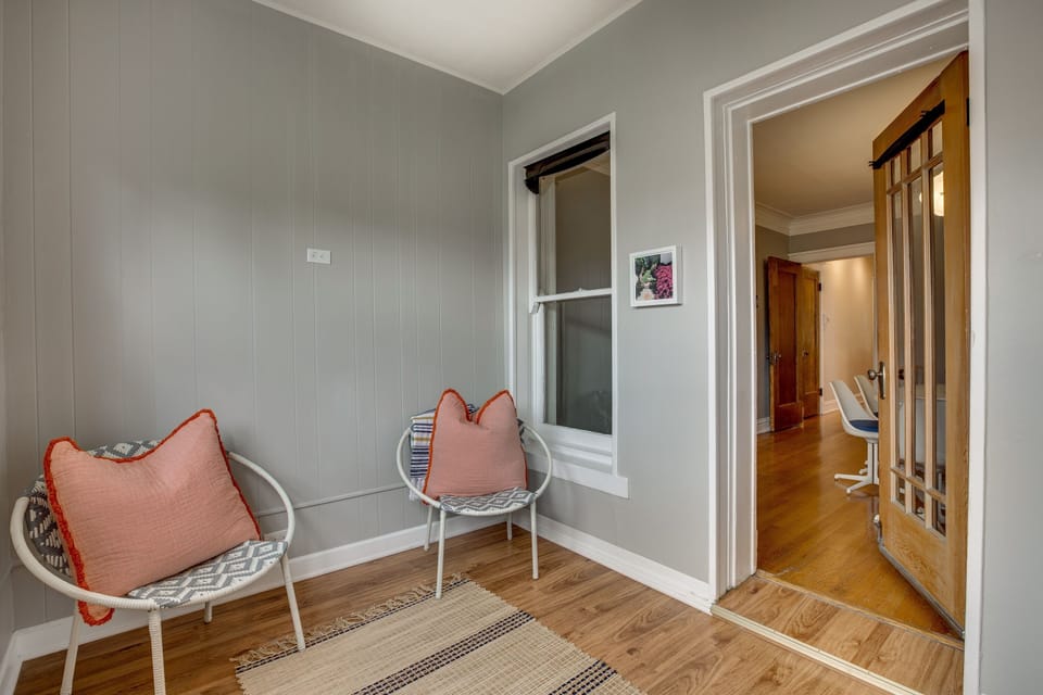 Flooring, Floor, Hardwood, Furniture, Rug