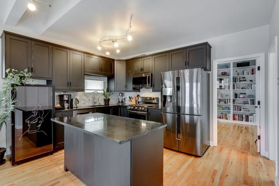 Reverse osmosis (RO)-filtered drinking water is supplied through both the dedicated RO sink faucet and the refrigerator door.