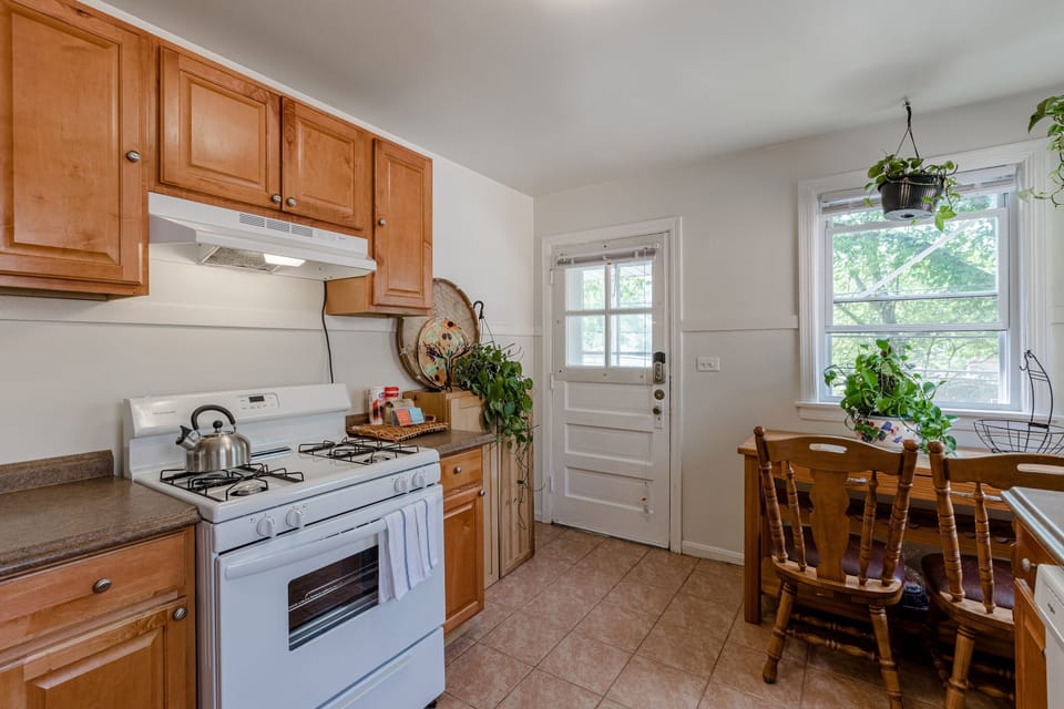 Flooring, Room, Indoors, Floor, Chair