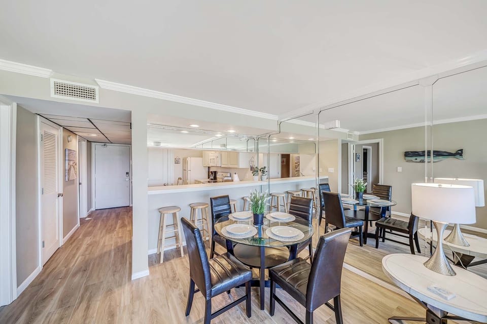 Dining and eat-in bar seating