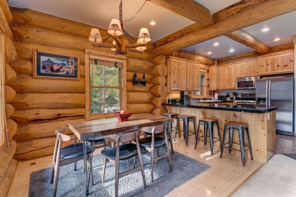 Table Seating for 6 and Breakfast Bar seats 4