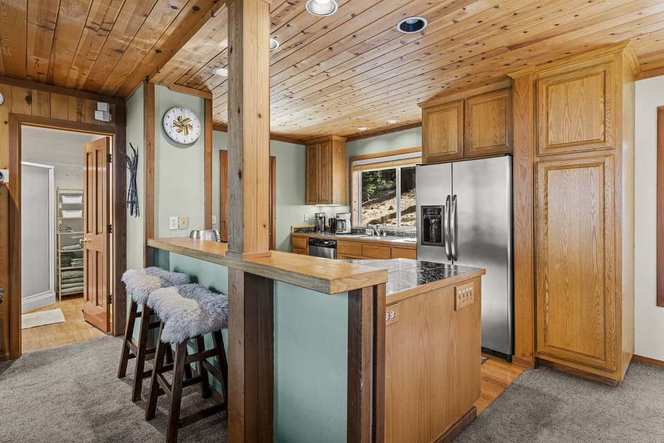 A breakfast bar for 2 is offered for casual dining