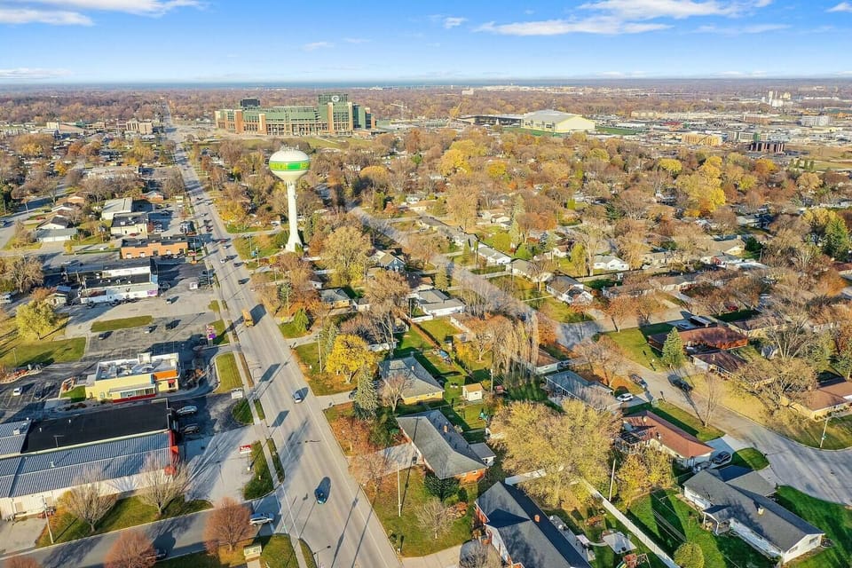 Just a short 0.7 miles from Lambeau Field, Resch Center and the Titletown District.  Conveniently located 0.3 miles to Target and a few blocks further to the Bay Park Square shopping district with tons of dining and shopping.