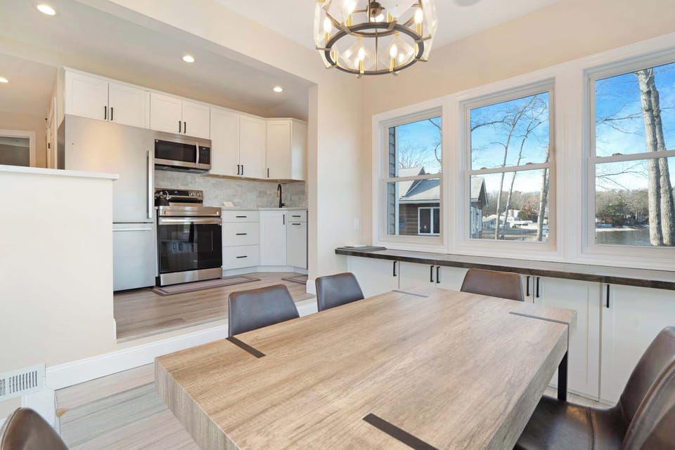 Dining area adjacent to the kitchen. 