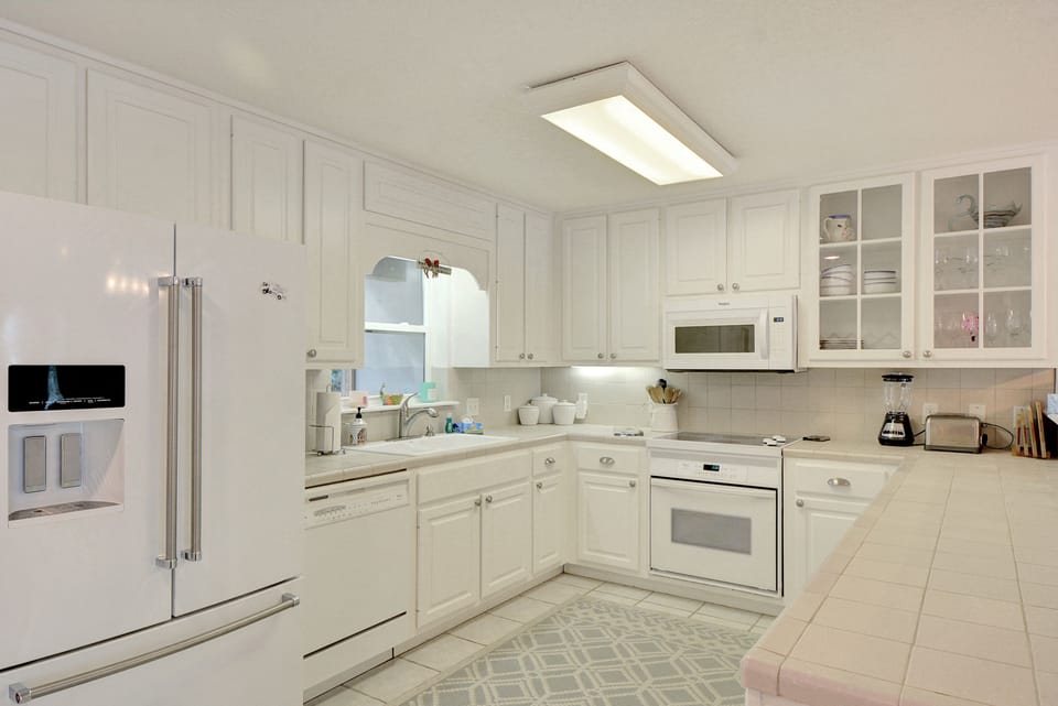 Fully Equipped Kitchen – Coffee Makers, Blender & More - Bright and fully stocked kitchen with drip coffee maker, Keurig, French press, blender, and all your cooking essentials. A clean, classic space for quick breakfasts or vacation feasts on St. Simons Island.