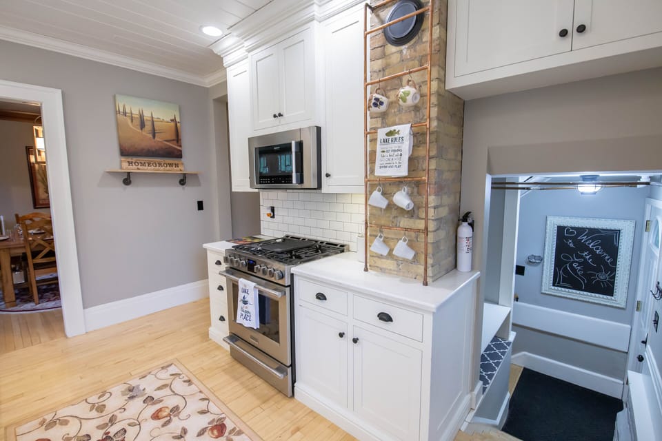 Kitchen, Gas Stove, Microwave 