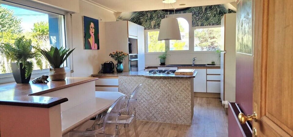 Cuisine disatoire, très bien équipée : plaque induction, four vapeur, lave vaisselle, machine à café Delonghi, réfrigérateur et congélateur, Magimix.
Villa M Vannes : grande villa avec jacuzzi, les pieds dans