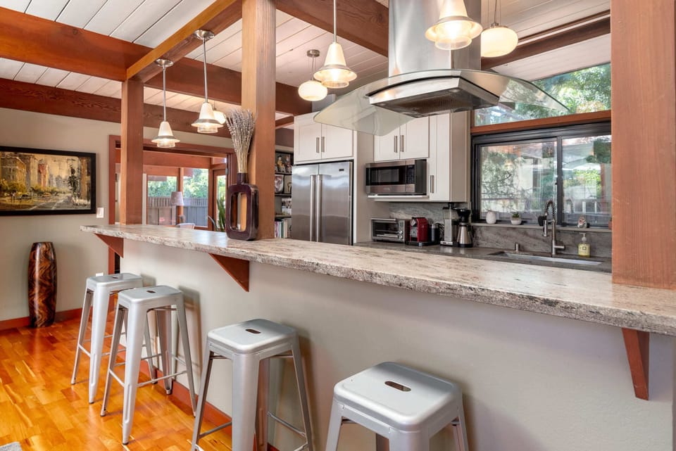 Here we begin to focus on the kitchen ...