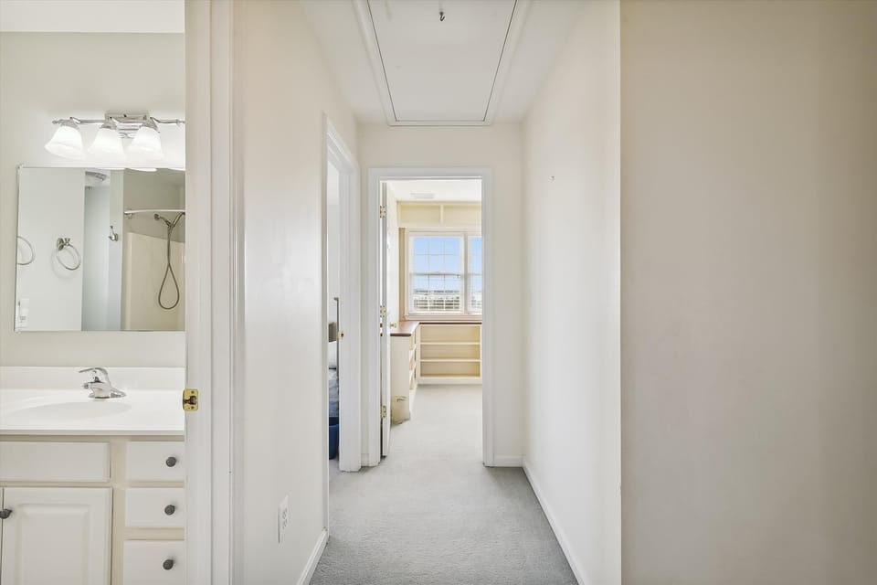 Hallway between Bdrms -Upper Level