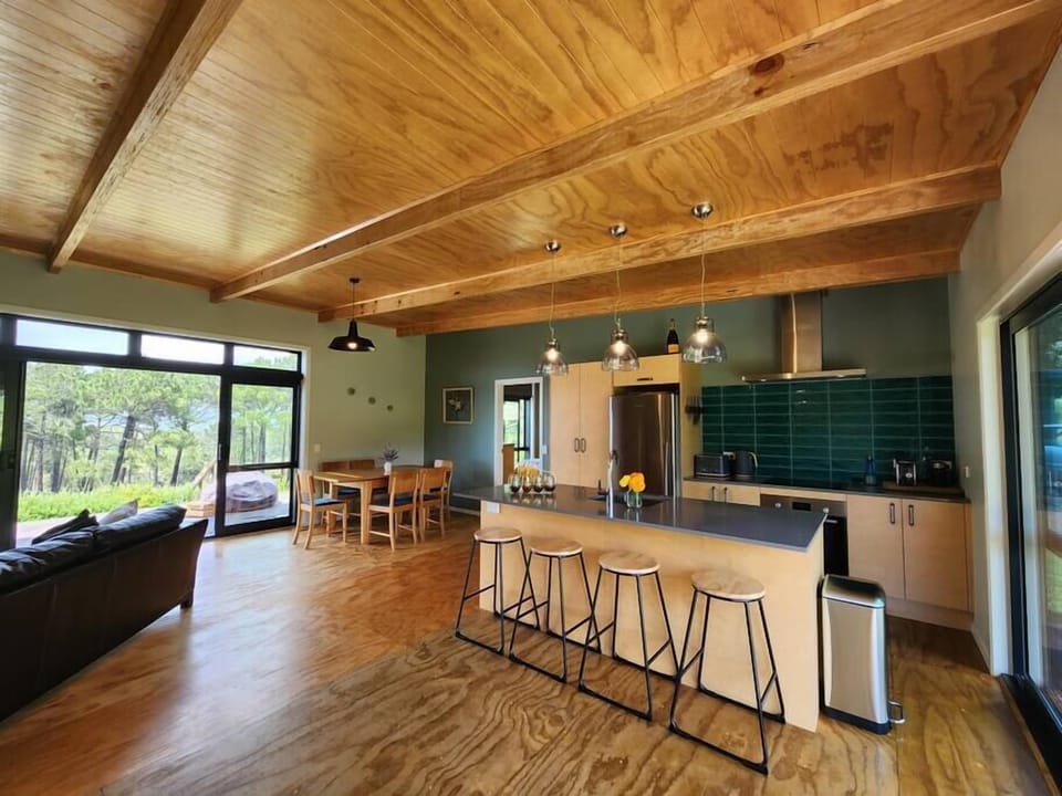 Hahei Hideout Retreat Kitchen (1)