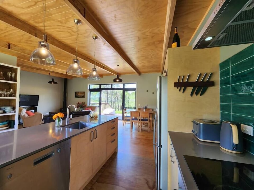 Hahei Hideout Retreat Kitchen (2)