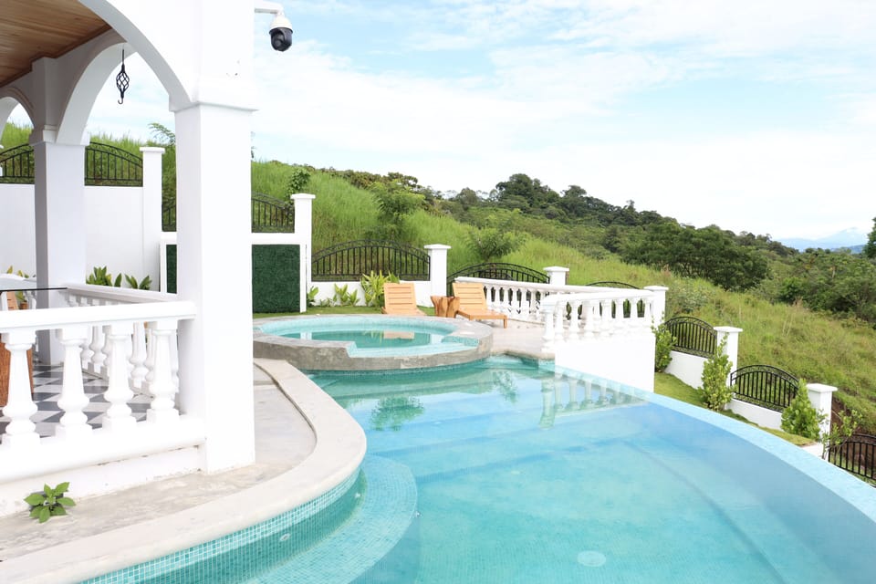 Jacuzzi / Hot tub and pool