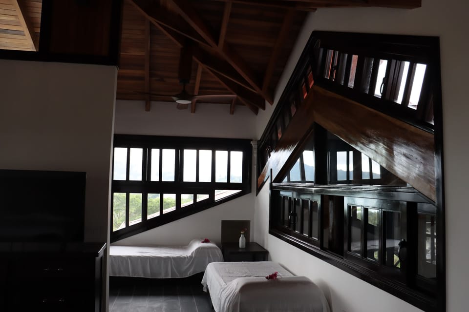 3rd floor Master suite with 2 single beds