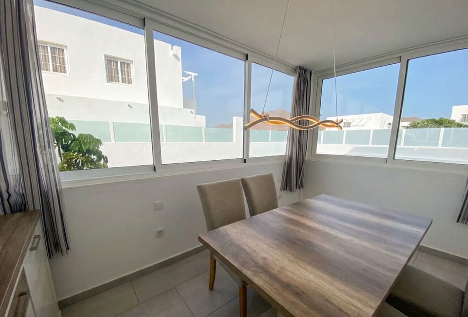 Breakfast with a view: dining area in the glazed terrace, perfect for enjoying natural light without sacrificing comfort.