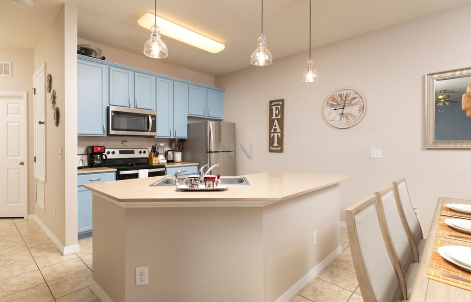 Expansive kitchen counter: Enjoy ample space for all your cooking needs.