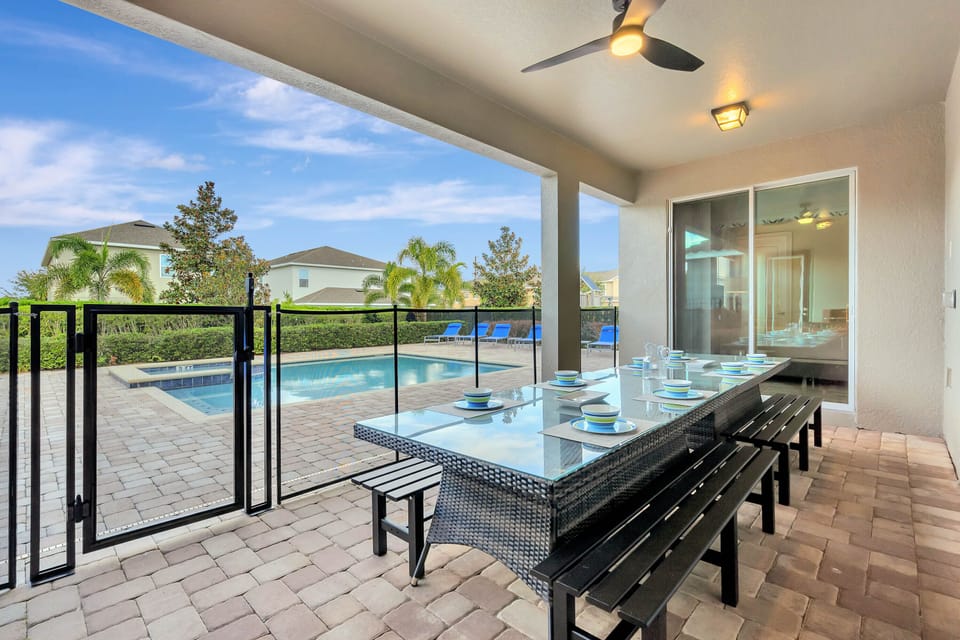 Lanai w/ seating area