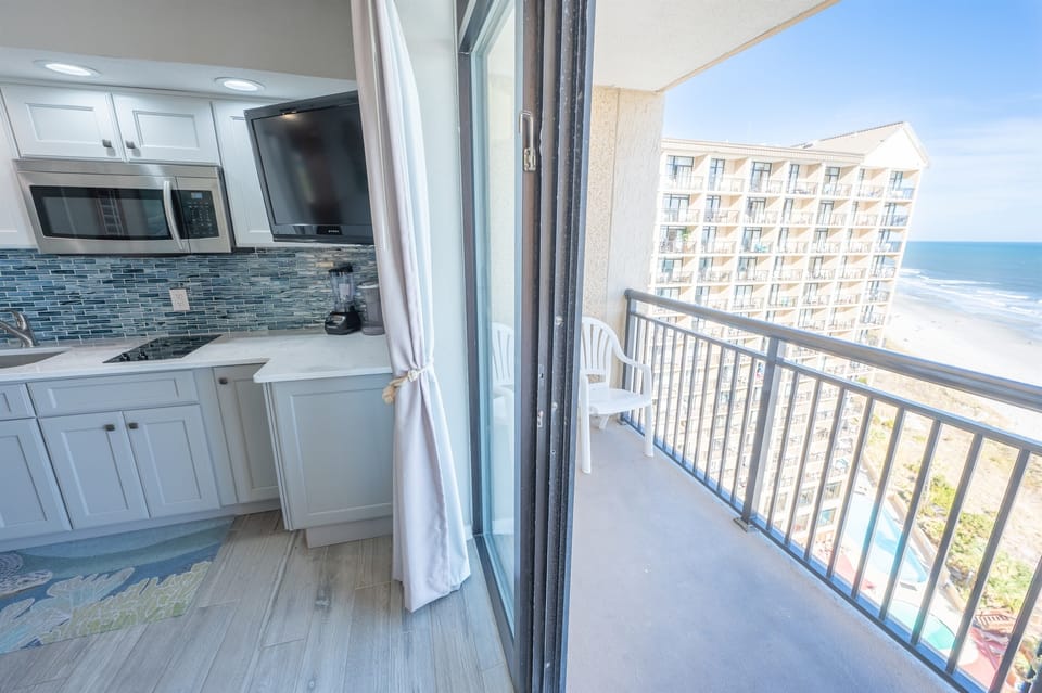 Direct Oceanfront, Beautifully Decorated