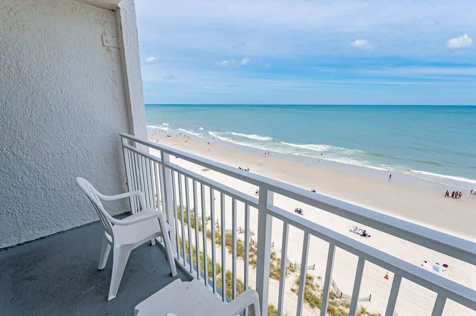 Balcony with Amazing Views of the Ocean☀️