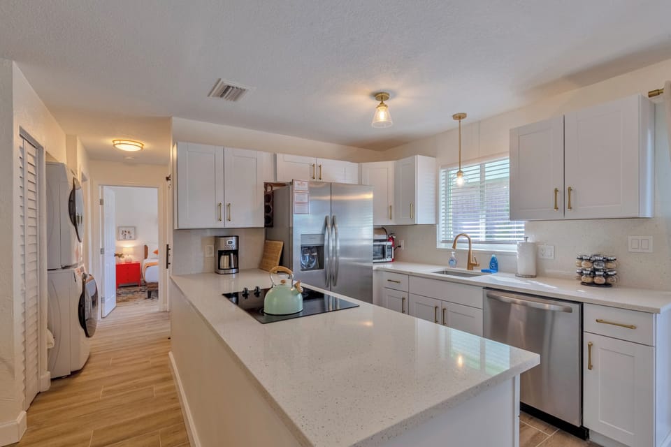 Full Size Quartz & Stainless Kitchen