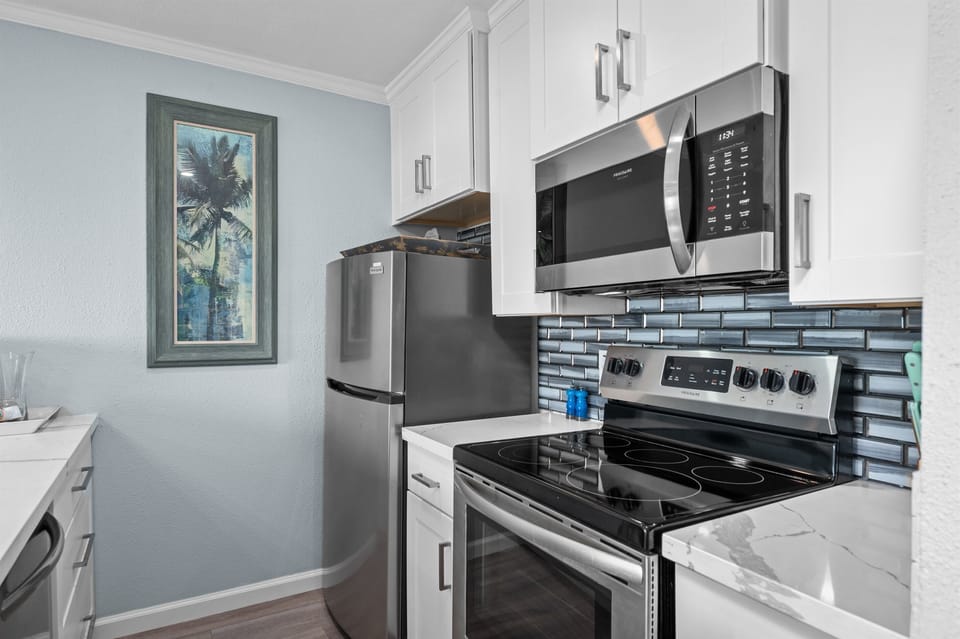 Full size stainless appliances