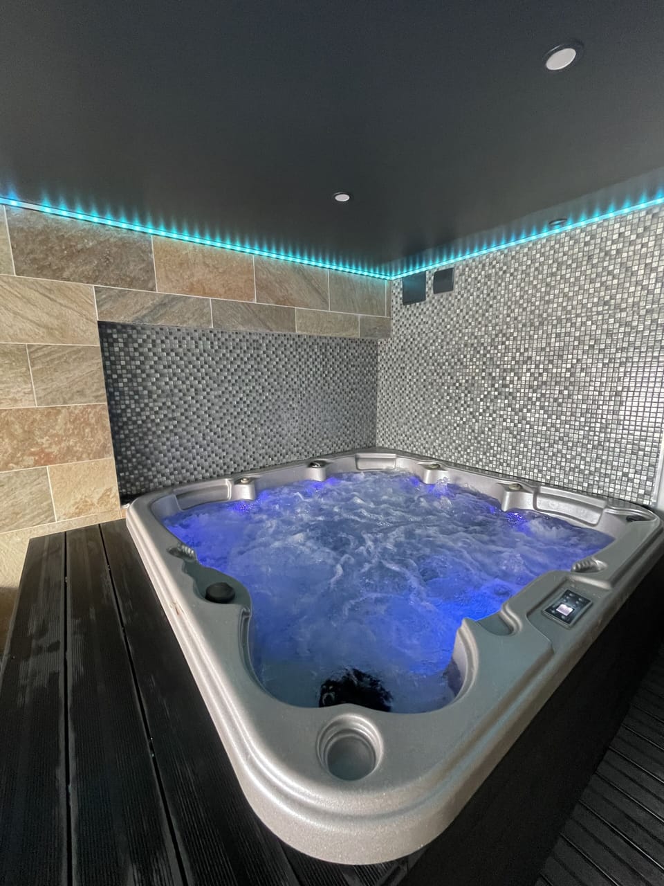Indoor spa tub