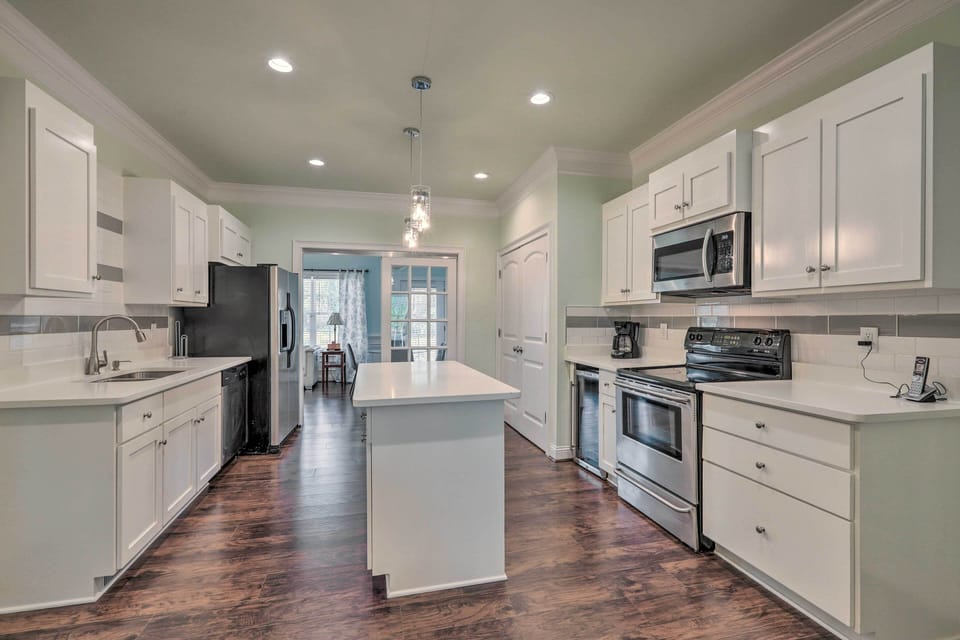 Kitchen | Cooking Basics | Coffee Maker | Paper Towels/Trash Bags Provided