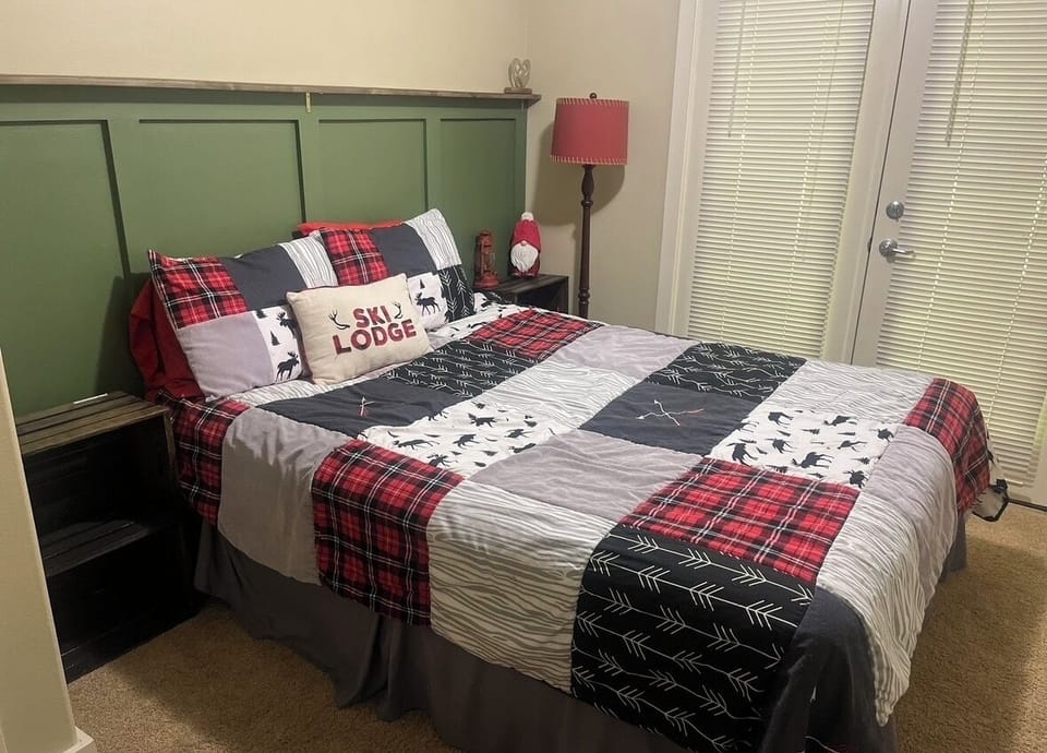 2nd Floor Guest Room - Queen Bed
