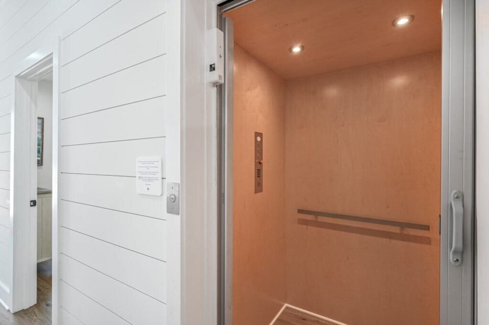 Commercial Elevator (all floors)