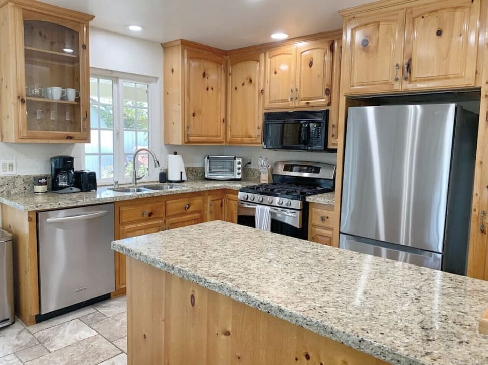 Fully stocked kitchen (toaster, blender, drip coffee maker with supplies, keurig, utensils, etc)