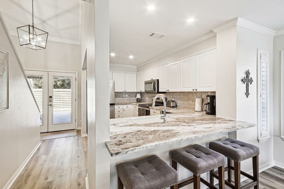 Eat-in kitchen bar seating