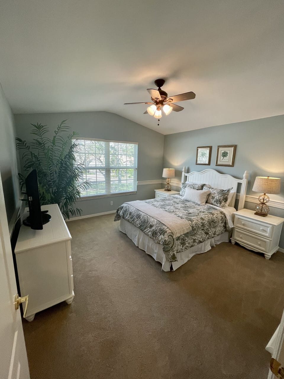 Guest Bedroom, Queen Bed