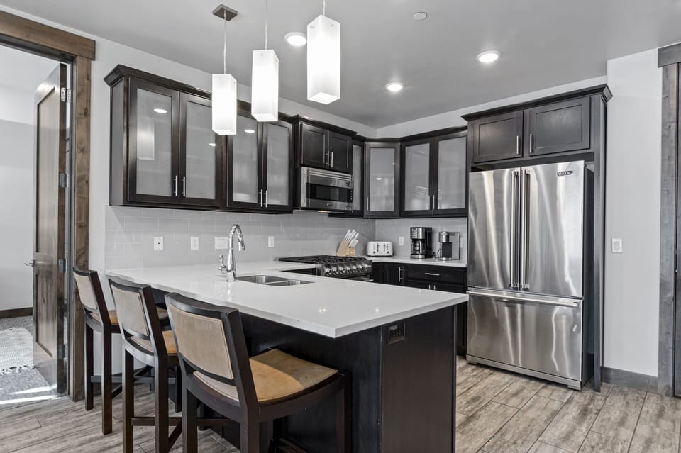 Fully equipped kitchen with breakfast bar
