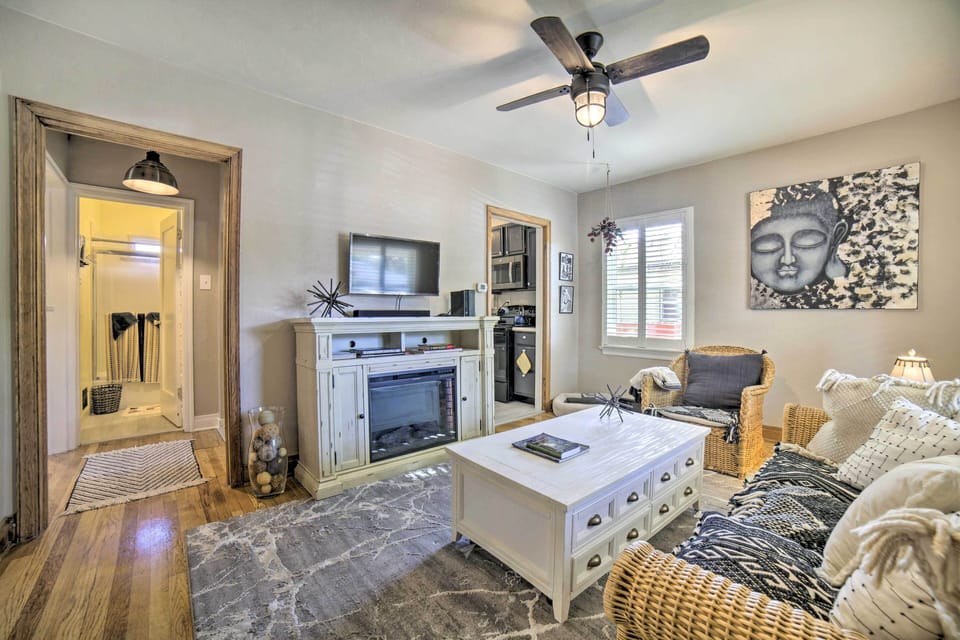 Living Room | Smart TV | Central A/C | Towels & Linens