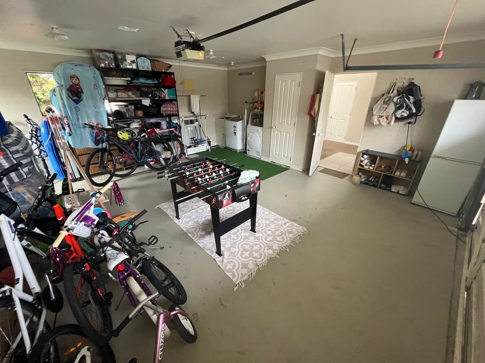 Garage. 