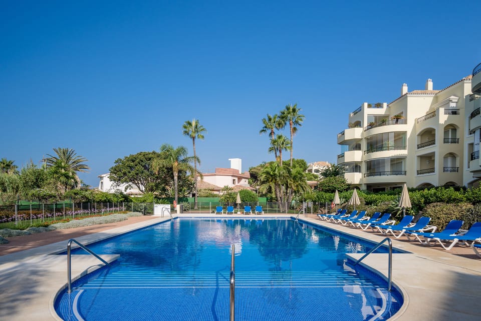 OPEN ALL YEAR enjoy the XL pool next to the beach, at Christmas
