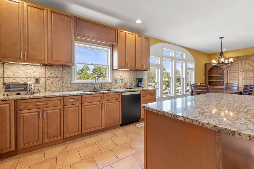CH104: Inlet Palms | Main House - Mid Level Kitchen