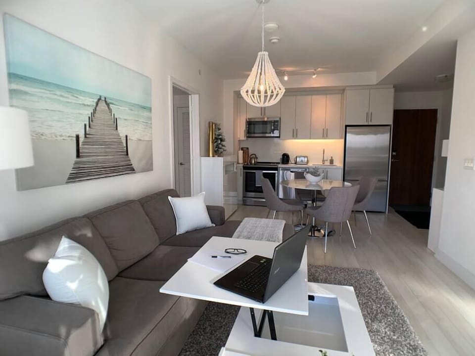 Work-friendly open living space, bright, spacious, lakeside & comfortable